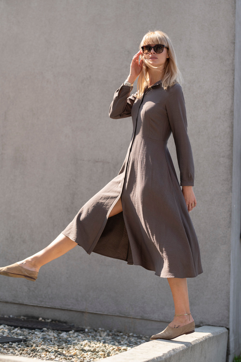Echo midi dress with belt – cocoa