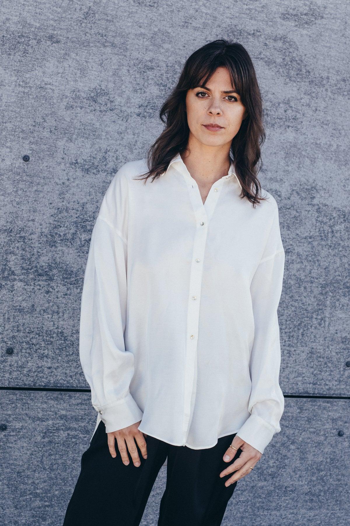 Echo oversize shirt made of viscose satin – cream