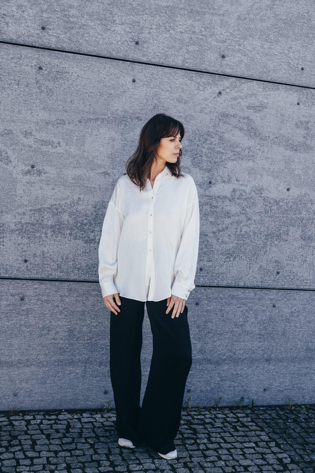 Echo oversize shirt made of viscose satin – cream