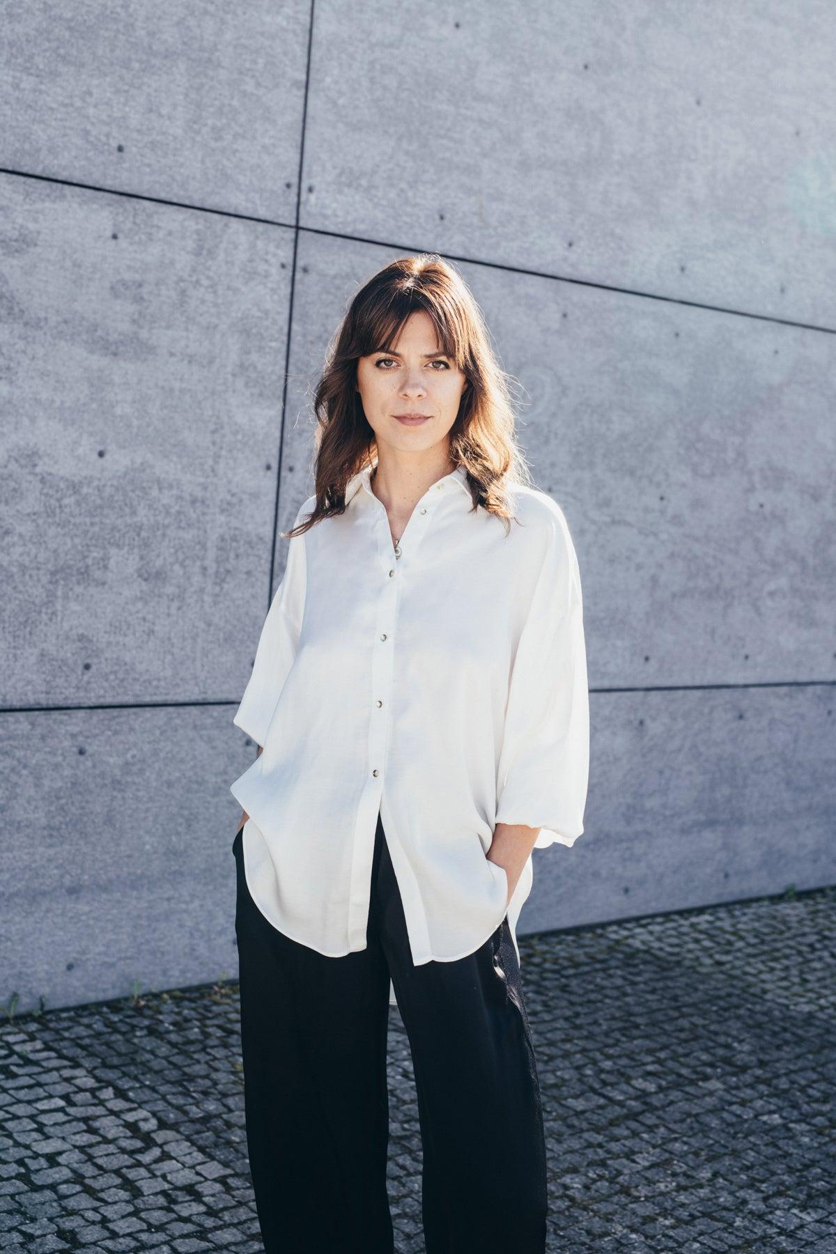 Echo oversize shirt made of viscose satin – cream