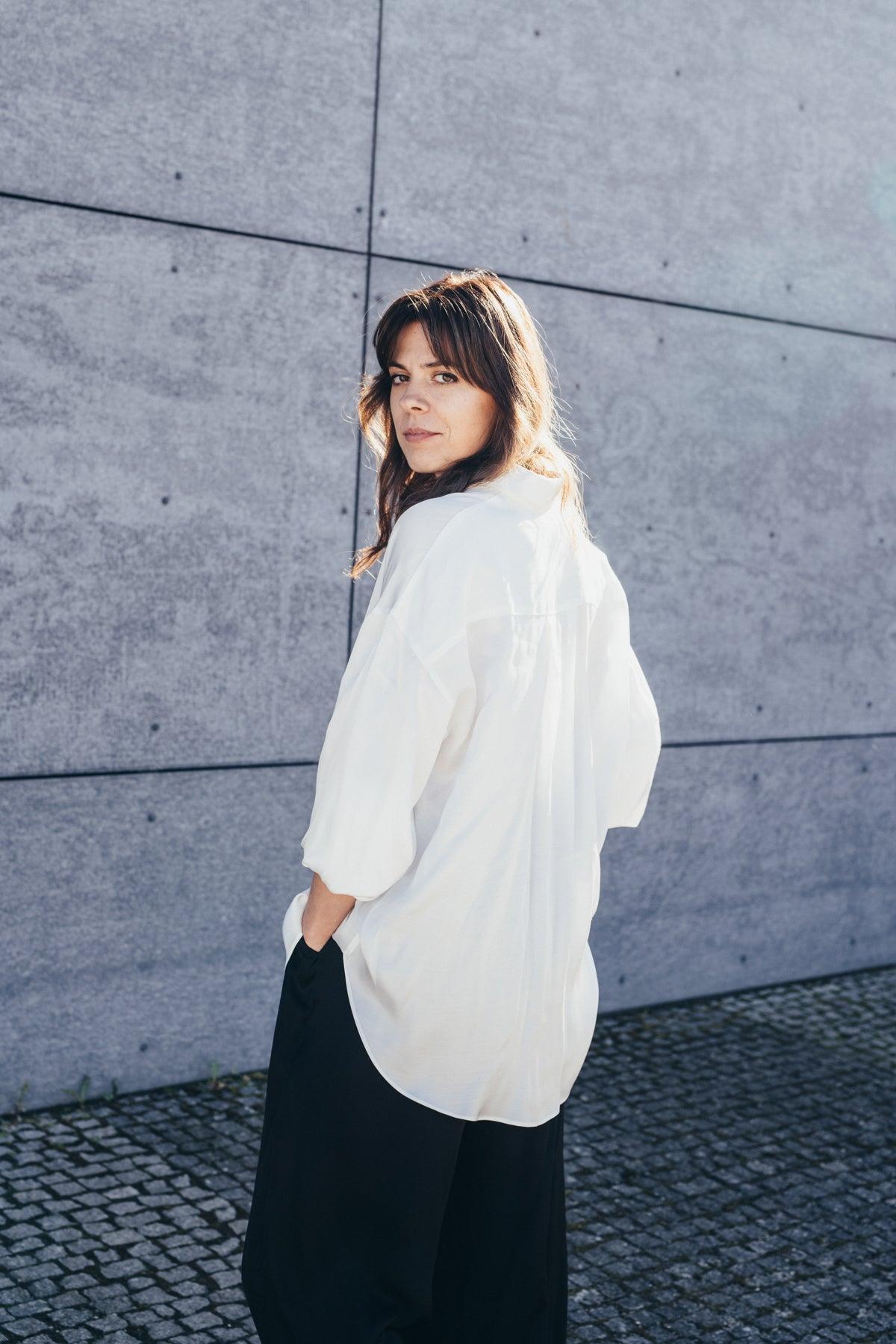 Echo oversize shirt made of viscose satin – cream