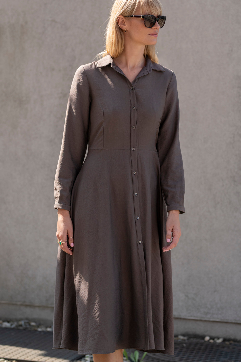 Echo midi dress with belt – cocoa