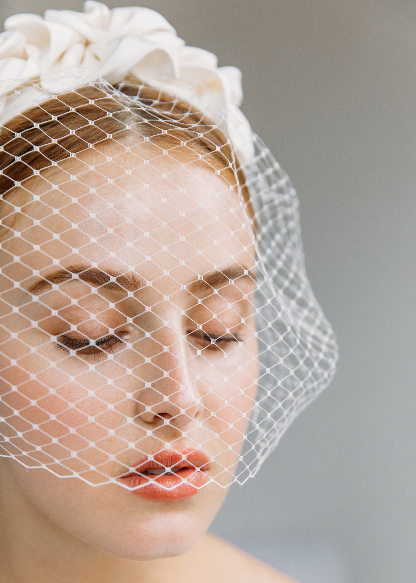 TRIPLE ROSETTE WITH VEIL IN CREAM