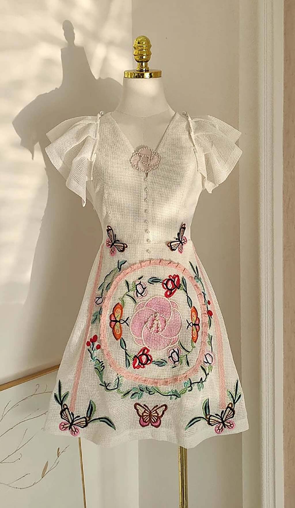EMBROIDERY V-NECK MIDI DRESS IN WHITE DRESS STYLE OF CB 