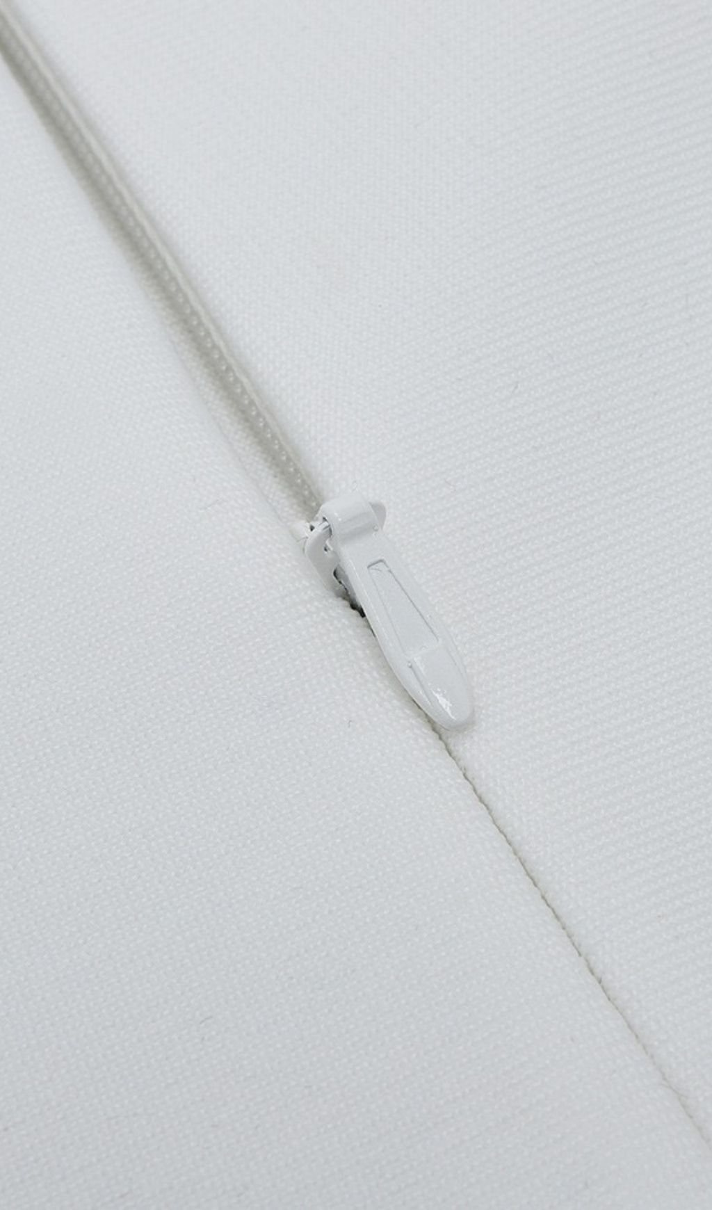 WHITE YARN SLEEVE MINI DRESS